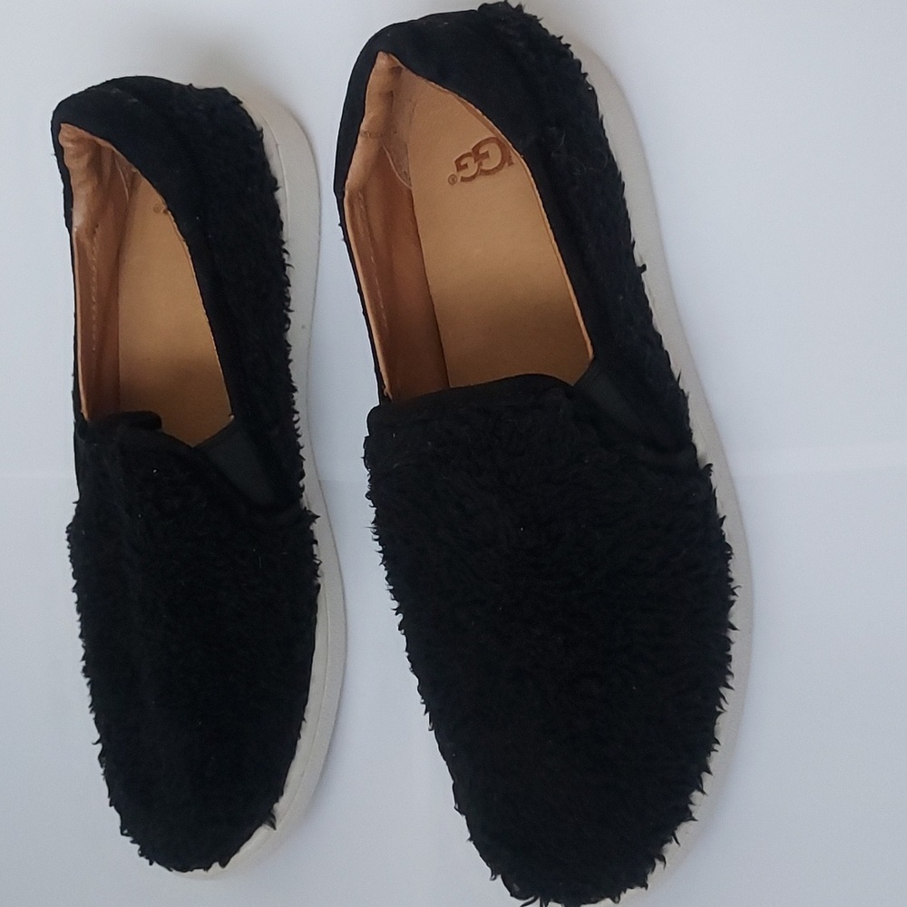 UGG Ricci Slip-On Sneakers Fuzzy Size 6.5 Shoes Black & White